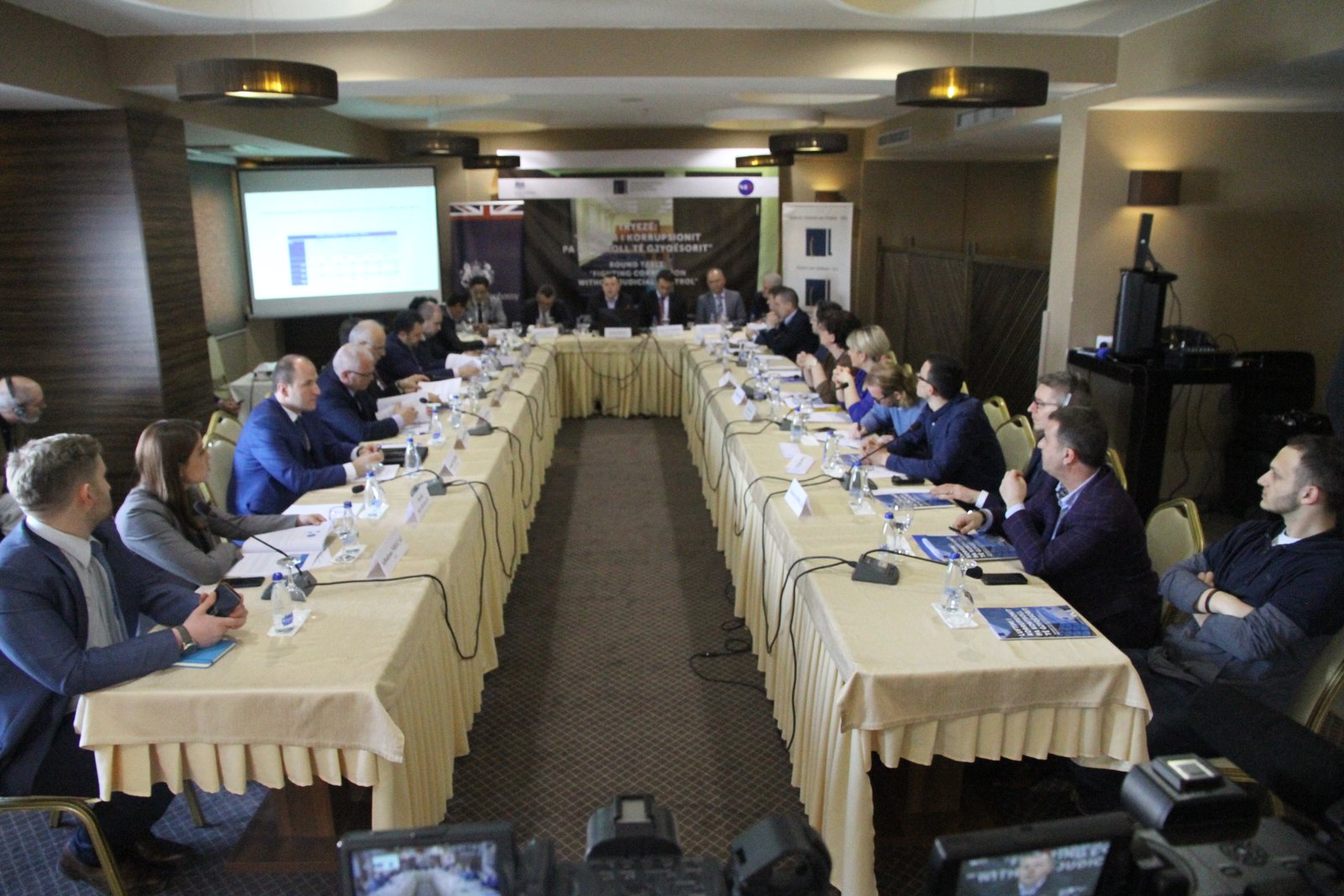 Law prohibits “the flying of supermen” with many leading positions and prohibits the great benefits of public officials with additions