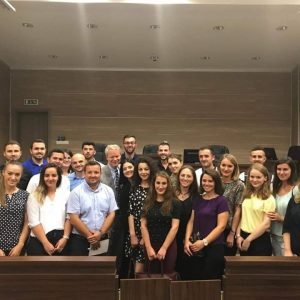 Ambasadori Amerikan Greg Delawie mban ligjeratë para juristëve të rinj për sundimin e ligjit