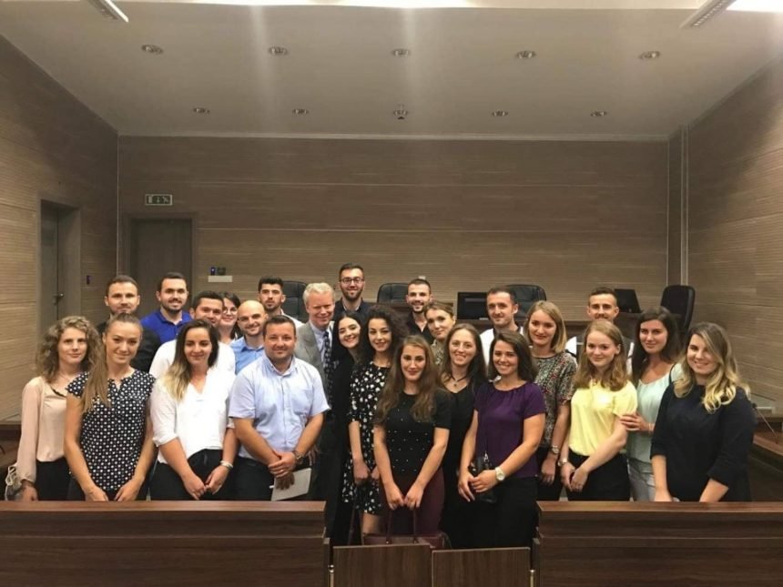 Ambasadori Amerikan Greg Delawie mban ligjeratë para juristëve të rinj për sundimin e ligjit