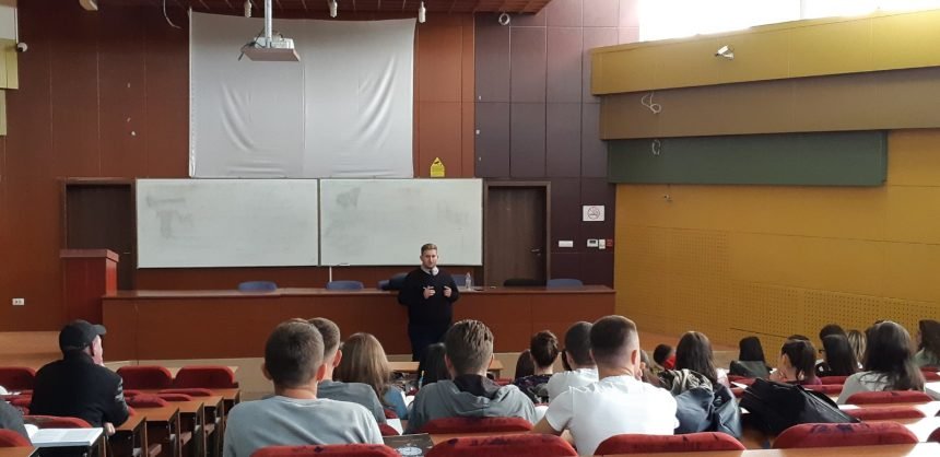 Hulumtuesi i IKD-së, Gzim Shala, mban ligjeratë për studentët e Fakultetit Juridik të UP-së