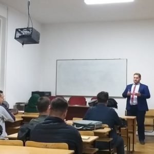 Hulumtuesi i IKD-së, Gzim Shala, mban ligjeratë për studentët e Fakultetit Juridik të UP-së