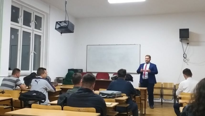 Hulumtuesi i IKD-së, Gzim Shala, mban ligjeratë për studentët e Fakultetit Juridik të UP-së