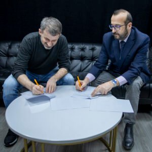 Instituti i Kosovës për Drejtësi dhe Qendra për Zhvillimin e Grupeve Shoqërore lidhin marrëveshje bashkëpunimi